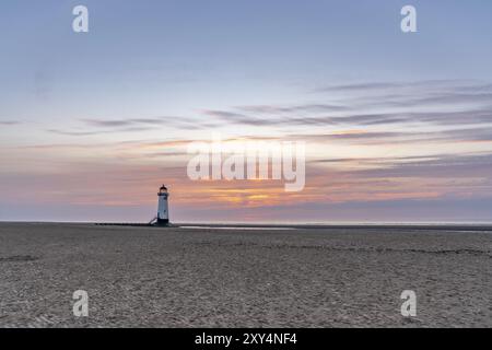 Sonnenuntergang am Leuchtturm in der Nähe von Ayr Talacre, Flintshire, Clwyd, Wales, Großbritannien Stockfoto