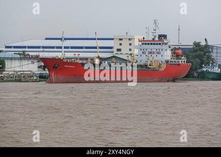 Cao Lãnh, Vietnam. 27. August 2024: Chemikalientankschiff (Erdöltransport) im Öllagerdepot im Mekong-Delta. Schifffahrt, Seehandel und Güterverkehr sind Quellen von geopolitischen Spannungen, Umweltproblemen und Kontroversen, da der kambodschanische Premierminister den Bau des Funan Techo-Kanals (offiziell Tonle Bassac Navigation Road & Logistics System) plant, ein 1,7 Milliarden Dollar von China finanziertes Projekt, das die Hauptstadt Phnom Penh mit den Seehäfen im Golf von Thailand verbindet und seine Waren für den Export direkt an die eigene Küste anstatt über das von Hanoi kontrollierte Mekong Delta umleitet. Quelle: Kevin Izorce/Alamy Live News Stockfoto