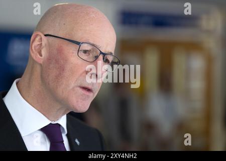 Aktenfoto vom 08/24 erster Minister John Swinney während eines Besuchs im Edinburgh Cancer Care Centre. Der erste Minister John Swinney wurde aufgefordert, die Pläne für einen National Care Service (NCS) aufzugeben, da sich die MSPs auf die Rückkehr nach Holyrood vorbereiten. Ausgabedatum: Mittwoch, 28. August 2024. Stockfoto