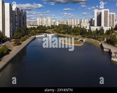 Blick von der Höhe eines Stadtteichs und Häuser in Zelenograd in Moskau Russland Stockfoto