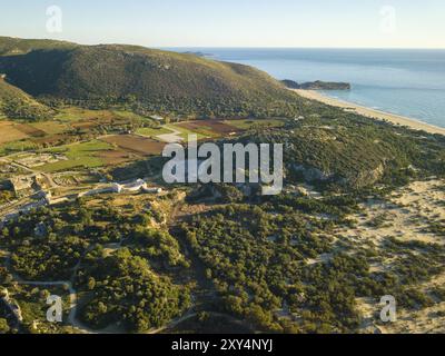 Aus der Vogelperspektive von odeon und Theaterruinen mit Hintergrund der Strandküste in Patara, Türkei, Asien Stockfoto