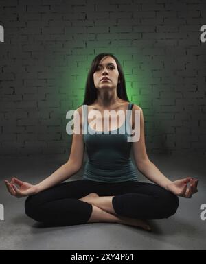 Attraktive brünette junge Frau, die Yoga macht Stockfoto