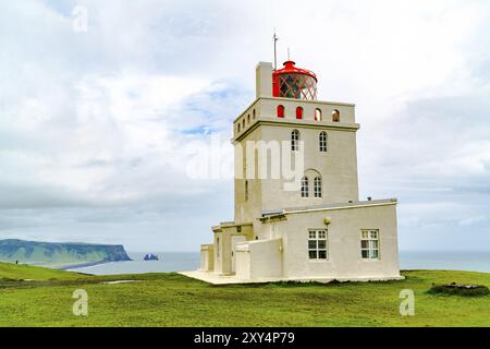 Leuchtturm am Kap Dyrhólaey nahe dem Dorf Vik in Island Stockfoto