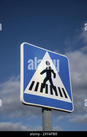 Neues Straßenschild auf blauem Himmel Stockfoto