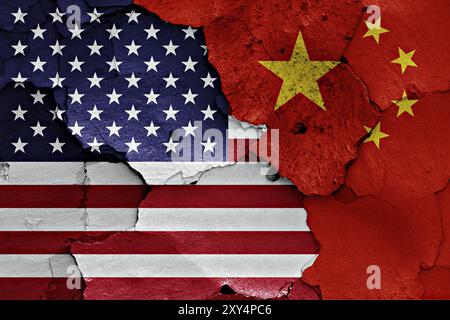 Fahnen aus den USA und China, gemalt auf gerissener Wand Stockfoto