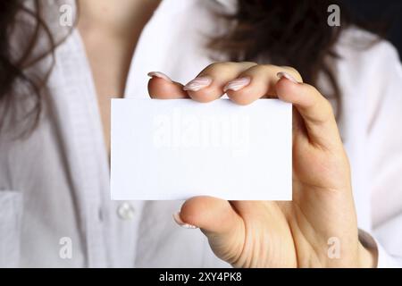 Leere Visitenkarte in die Hand der Frau Stockfoto