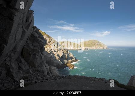 Ein Blick auf die natürliche Landschaft vom Ausgang des Andong-Tunnels, einem ehemaligen Militärunterschlupf, der jetzt in eine Touristenattraktion auf der Insel Dongy umgewandelt wurde Stockfoto