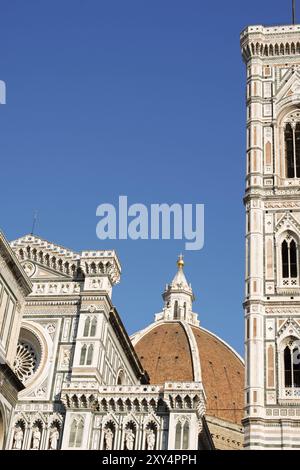 Kathedrale Santa Maria del Fiore oder Duomo di Firenze, Detail der Fassade, Brunelleschis Kuppel und Giottos Glockenturm gegen die blaue SK Stockfoto