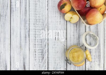Portion hausgemachter Apfelmus (selektiver Fokus, Nahaufnahme) auf Vintage-Hintergrund Stockfoto