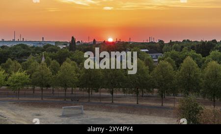 Oberhausen, Nordrhein-Westfalen, Deutschland, 06. August 2018: Sonnenuntergang über dem Ruhrgebiet, vom Aussichtsturm im Olga-Park aus gesehen Stockfoto