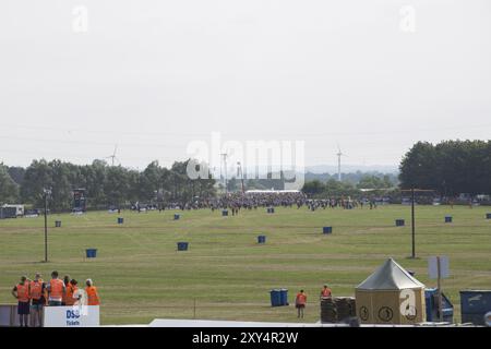 Roskilde, Dänemark, 25. Juni 2016: Menschenmassen laufen auf dem Roskilde Festival 2016, Europa, um einen Campingplatz zu finden Stockfoto