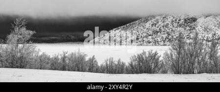 Schlechtes Wetter über dem gefrorenen See Tornetraesk, Norrbotten, Lappland, Schweden, Januar 2014, Europa Stockfoto