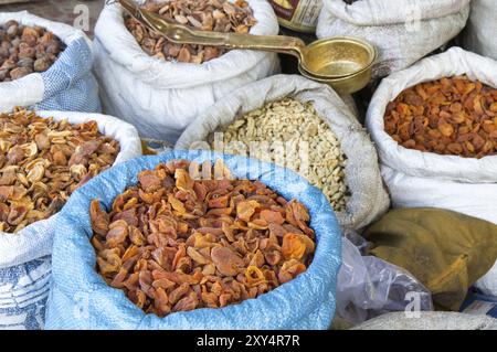 Getrocknete Aprikosen auf einem Markt in Indien Stockfoto