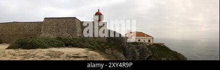 Küstenabschnitt, Portugal, Algarve südwestlichster Punkt des europäischen Kontinents mit dem mächtigsten Leuchtturm in ganz europa. Südwestseite p Stockfoto