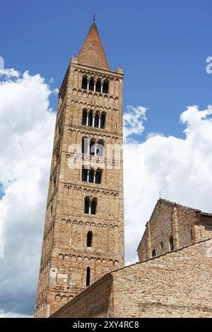 Glockenturm und Detail der Abtei Pomposa, einem Benediktinerkloster in der Provinz Ferrara, Italien. Es ist wahrscheinlich die erste Einigung Stockfoto