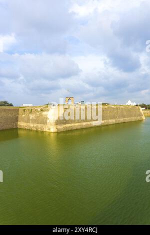 Exterieur des Jaffna Fort mit Wall über Wassergraben Wasser an einem sonnigen Tag in Sri Lanka. Vertikal Stockfoto