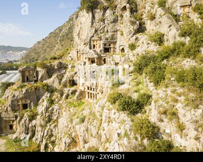 Drohnenansicht von Felsgräbern, die in eine Klippe gehauen wurden, in Myra, Türkei, Asien Stockfoto