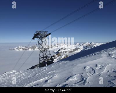 Pylon einer Seilbahn, Nebelmeer und Berge, Titlis Stockfoto