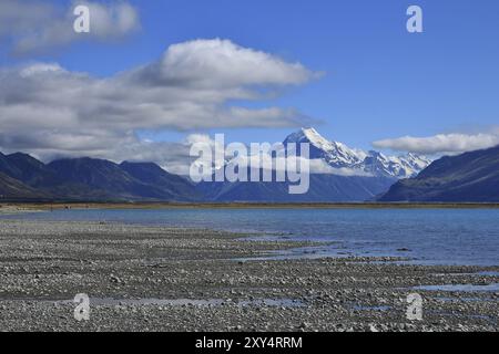 Morgenszene in den südlichen Alpen. MT Cook und türkisfarbenes Wasser des Lake Pukaki Stockfoto