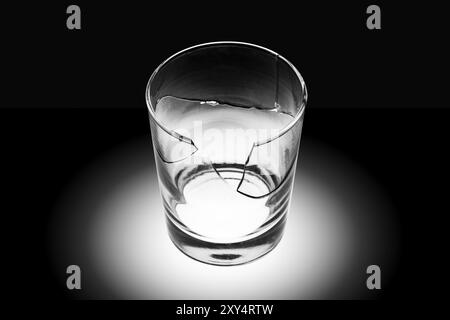 Gefallenen Glasscherben auf schwarzem Hintergrund. Schäden Konzept Stockfoto