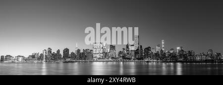 Schwarz / weiß-Panoramablick auf die Skyline von Midtown Manhattan in New York City bei Nacht Stockfoto