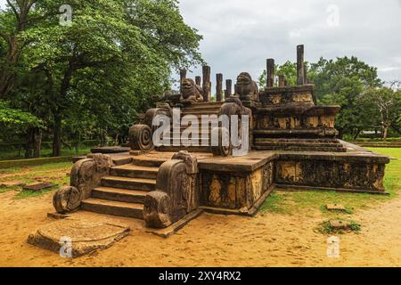 Abgewinkelter Blick auf die Stufen und Löwenschnitzereien, die zum Audienzsaal führen, Teil der Ruinen des alten Königskapitols in Polonnaruwa, Sri Lanka, Stockfoto