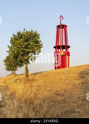 Moers, Nordrhein-Westfalen, Deutschland, 3. August 2018: Das Geleucht, ein Denkmal für eine Bergarbeiterlampe an der Bachspitze Rheinpreussen, Europa Stockfoto