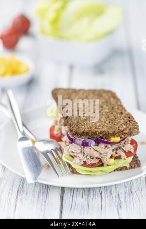 Thunfisch Sandwich (Vollkornbrot, selektiver Fokus) auf einem alten Holztisch Stockfoto