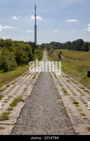 Punkt Alpha 27082024 - ein Kolonnenweg auf der ehemaligen DDR-Seite Erinnerungsort Punkt Alpha an der ehemaligen innerdeutschen Grenze bei Geisa in Thüringen an der Grenze zu Hessen. Geisa Point Alpha Thüringen *** Punkt Alpha 27082024 Ein Säulenweg auf dem ehemaligen DDR-Seitenpunkt Alpha-Gedenkstätte an der ehemaligen innerdeutschen Grenze bei Geisa in Thüringen an der Grenze zu Hessen Geisa Point Alpha Thüringen Deutschland 270824 ppb-15 Stockfoto