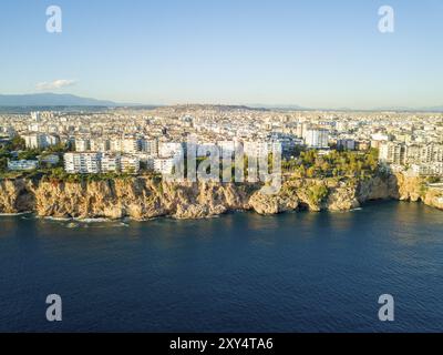 Blick von der Drohne aus der Luft auf die Apartments an der Klippe neben dem Yavuz Ozcan Park und der Stadtlandschaft von Antalya, Türkei, Asien Stockfoto