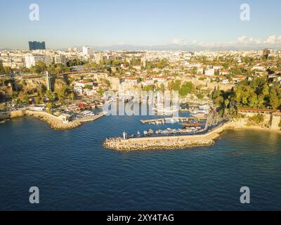 Blick von der Drohne aus der Luft vom Meer zum Hafen der Altstadt von Kaleici in Antalya, Türkei, Asien Stockfoto