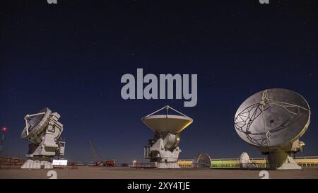 Infrastruktur und Maschinen des ALMA Base Camps mit großen Radioteleskopen in San Pedro de Atacama Stockfoto