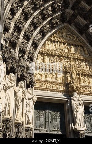 Kölner Dom, Detail des Portals. Den Heiligen Peter und Maria geweiht, ist der gotische Kölner Dom Sitz der Catholi Stockfoto