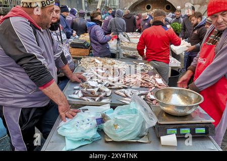 Costa Piscaria, die Straße täglich Markt in Catania Sizilien Italien. Frischer Fisch, Fleisch, Gemüse Stockfoto