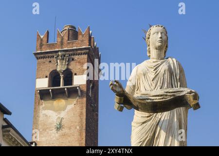 Die antike römische Statue Madonna Verona auf einem Brunnen auf der Piazza delle Erbe in Verona Stockfoto