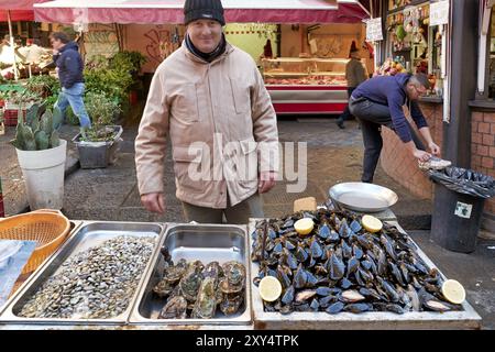 Costa Piscaria, die Straße täglich Markt in Catania Sizilien Italien. Frischer Fisch, Fleisch, Gemüse Stockfoto