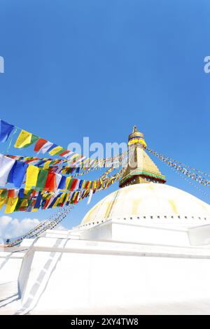 Gebetsfahnen am zweiten Weißwert Boudhanath Stupa in Kathmandu, Nepal am 23. Oktober 2013. Vertikal Stockfoto