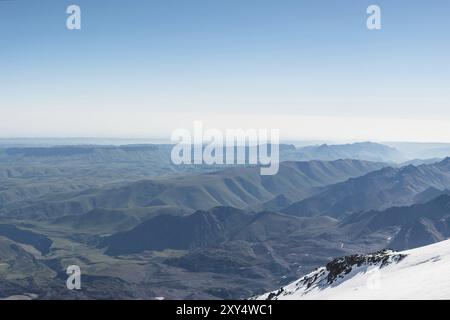 Panoramablick auf den sommerlichen Nordkaukasus vom schneebedeckten Gipfel des Elbrus vom Nordhang aus Stockfoto