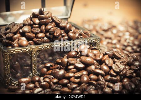 Kaffee Bohnen in der Truhe auf Teak Holz- Hintergrund Stockfoto