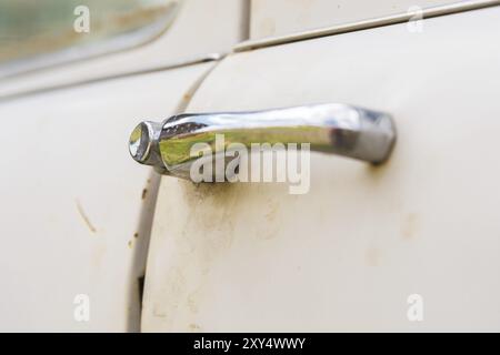Der Türgriff des alten russischen Autos. Nahaufnahme Stockfoto
