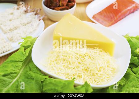 Eine Nahaufnahme der Zutaten für die Zubereitung von Caesar Salat in Bezug auf die Küche. Wohnküche. Nützliche und leckere Speisen Stockfoto