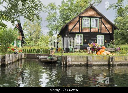 Ferienhäuser mit Spreewaldkahn und Anlegestelle Stockfoto