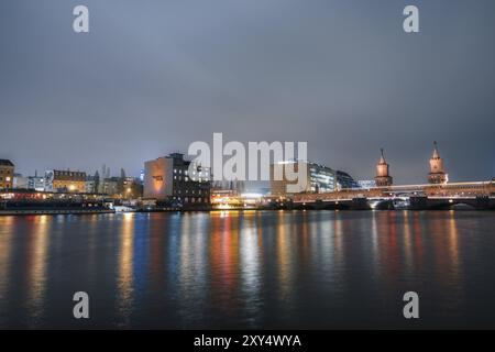 Berlin, 22. november 2018: Die beleuchtete Oberbaumbrücke in Berlin mit Reflexionen im Wasser, Europa Stockfoto