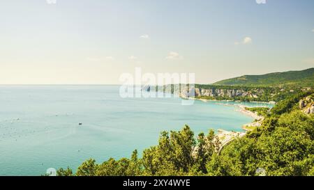 Bucht mit Touristenresort im Golf von Triest in der Nähe der Stadt Sistiana, Italien, EU, Europa Stockfoto