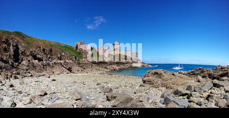 Blick auf Fort La Slat auf der Kap-Frehel-Halbinsel in der Bretagne Stockfoto