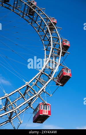 Rote Gondeln am Riesenrad im Wiener Prater unter blauem Himmel Stockfoto