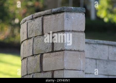 Gekrümmte Ziegelwand im Garten Stockfoto