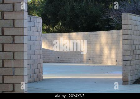 Gekrümmte Ziegelwand im Garten Stockfoto