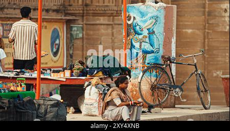 Varanasi, Indien. Indische Frau Isst Street Food In Ghat Nahe Gangaa River. Frau Isst Am Flussufer Am Sonnigen Sommertag. Jeden Tag Leben Von Stockfoto