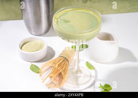 Cremiger Matcha-Martini-Cocktail Matchatini, trendiger kalter Sommercocktail. Matcha alkoholfreier Mocktail oder Alkohol Cocktail, in Martini Gläsern mit GREE Stockfoto